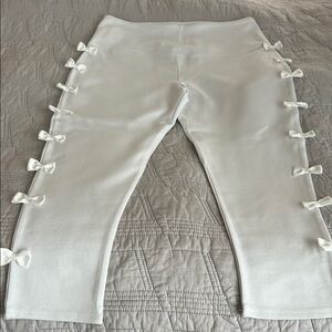 White Bow-Accent Leggings with Cropped Design